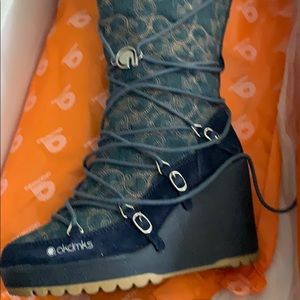 71/2 akademiks  blue boots with faux fur